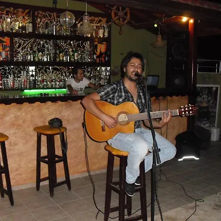 Anerissa מלון מרמריס